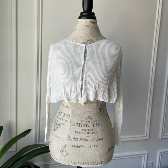 White Button-Back Cropped cardigan Top - Picture 2 of 6